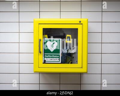 London, UK-29.09.21: Defibrillatore esterno automatizzato di emergenza montato a parete. Il defibrillatore semiautomatico esterno è un dispositivo elettronico portatile che consente al cuore di riavere la testa Foto Stock