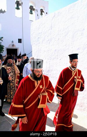 Grecia, isola di Patmos, sacerdoti ortodossi svolgono una cerimonia religiosa nella città di Hora, il 14 2006 agosto. Foto Stock