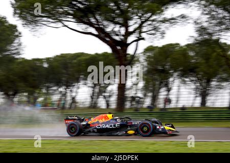 Imola, Italia. 22nd Apr 2022. 01 VERSTAPPEN Max (nld), Red Bull Racing RB18, in azione durante la Formula 1 Grand Premio del Made in Italy e dell'Emilia-Romagna 2022, 4th round del Campionato Mondiale di Formula uno FIA 2022, sul circuito di Imola, dal 22 al 24 aprile 2022 a Imola, Italia - Foto: DPPI/DPPI/LiveMedia Credit: Agenzia fotografica indipendente/Alamy Live News Foto Stock