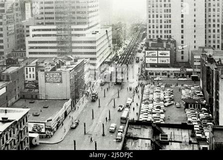 Vista ad alto angolo della costruzione di binari ferroviari sopraelevati, Third Avenue Looking North, New York City, New York, USA, Angelo Rizzuto, Anthony Angel Collection, novembre 1955 Foto Stock