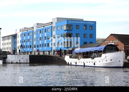 Gloucestershire College edificio a Gloucester Quay barche e barche a remi ormeggiate al molo Foto Stock