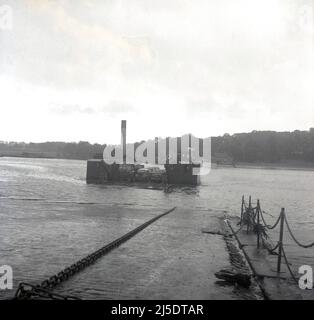 1961, storico, automobili, un furgone e un camion dell'epoca sulla catena di traghetti Erskine del 1936, l'anno in cui è stata presentata. Era una nave da crociera a vapore aperta che attraversava il fiume Clyde, tra Erskine (Renfrawshire) e Old Kilpatrick (Clydebank), Scozia, Regno Unito. La catena utilizzata per guidare l'imbarcazione attraverso l'acqua può essere vista sul marciafondo. Questo traghetto di Erskine è andato fino al 1962, dopo aver sostituito una precedente con lo stesso nome, e poi una nuova nave (chiamata anche Erskine) è stata operativa fino al 1971, quando il ponte di Erskine è stato aperto. Foto Stock