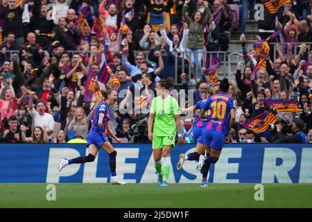 Barcellona, Spagna. 22nd Apr 2022. Caroline Graham Hansen del FC Barcelona festeggia il suo obiettivo con i suoi compagni di squadra durante la UEFA Womens Champions League, partita semi-finale tra il FC Barcelona e VFL Wolsburg disputata allo stadio Camp Nou il 22 aprile 2022 a Barcellona, in Spagna. (Foto di PRESSINPHOTO) Credit: PRESSINPHOTO AGENZIA SPORTIVA/Alamy Live News Foto Stock