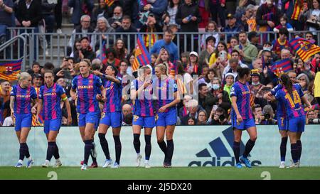 Barcellona, Spagna. 22nd Apr 2022. Caroline Graham Hansen del FC Barcelona festeggia il suo obiettivo con i suoi compagni di squadra durante la UEFA Womens Champions League, partita semi-finale tra il FC Barcelona e VFL Wolsburg disputata allo stadio Camp Nou il 22 aprile 2022 a Barcellona, in Spagna. (Foto di PRESSINPHOTO) Credit: PRESSINPHOTO AGENZIA SPORTIVA/Alamy Live News Foto Stock