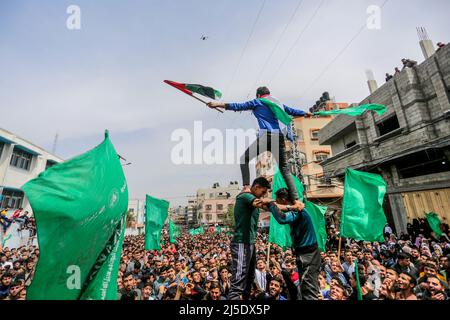 Gaza, Palestina. 22nd Apr 2022. I sostenitori palestinesi di Hamas prendono parte a una protesta a sostegno della moschea di al-Aqsa, nella striscia settentrionale di Gaza. La polizia israeliana si scontrò nuovamente con i manifestanti palestinesi nel flashpoint al-Aqsa di Gerusalemme, sollevando timori di un'ulteriore escalation. (Foto di Mahmoud Issa/SOPA Images/Sipa USA) Credit: Sipa USA/Alamy Live News Foto Stock