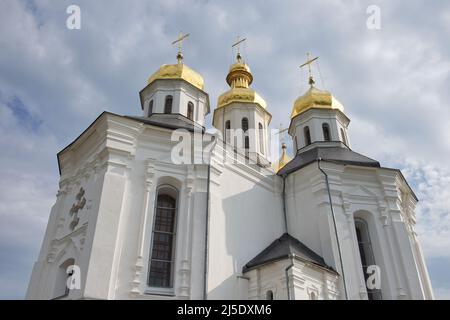 La Chiesa di Caterina è una chiesa funzionante a Chernihiv, Ucraina. La Chiesa di Santa Caterina fu costruita nel periodo Cossack. Cupole dorate contro il cielo Foto Stock