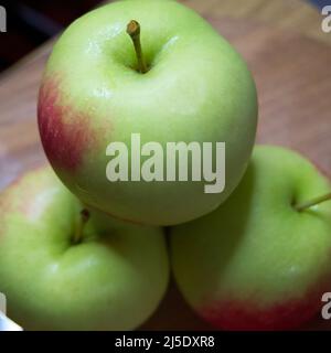 Un mazzo di succose mele rosse, un primo colpo. Frutta matura. Foto Stock