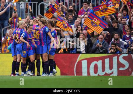 Barcellona, Spagna. 22nd Apr 2022. Jennifer Hermoso del FC Barcelona festeggia il suo obiettivo con i suoi compagni di squadra durante la UEFA Womens Champions League, partita semi-finale tra il FC Barcelona e VFL Wolsburg disputata allo stadio Camp Nou il 22 aprile 2022 a Barcellona, Spagna. (Foto di PRESSINPHOTO) Credit: PRESSINPHOTO AGENZIA SPORTIVA/Alamy Live News Foto Stock