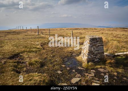 La grande collina di Knoutberry, conosciuta anche come Widdale Fell, è una montagna situata vicino a Dent alle teste di Ribblesdale, Dentdale e Wensleydale in t Foto Stock