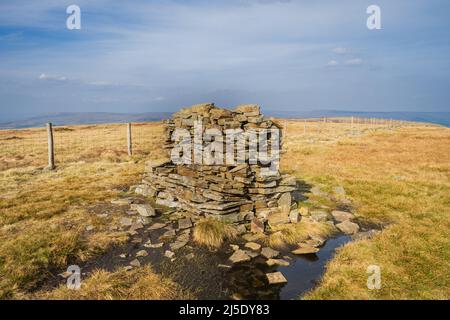 La grande collina di Knoutberry, conosciuta anche come Widdale Fell, è una montagna situata vicino a Dent alle teste di Ribblesdale, Dentdale e Wensleydale in t Foto Stock