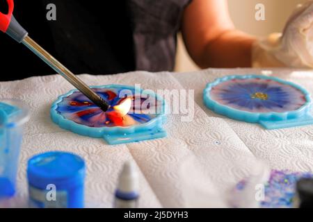 Donna che fa arti e mestieri di resina epossidica. Foto Stock