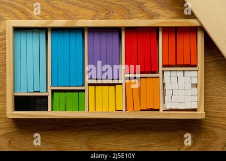 Conta aste matematiche organizzate in legno scatola. Materiale manipolativo per matematica Foto Stock