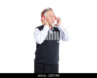 felicità asian anziano sorriso uomo vecchio indossare cuffie divertirsi e ascoltare la musica preferita con spazio copia per la vostra promozione o testo isolato Foto Stock