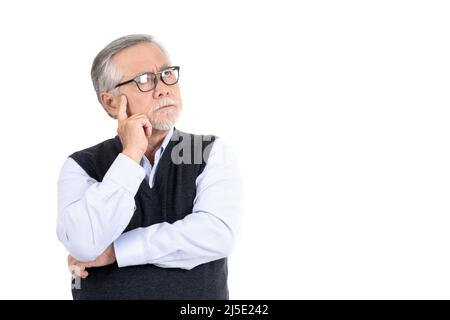 Ritratto esecutivo asiatico uomo anziano indossando occhiali pensando con spazio di copia per la vostra promozione o testo isolato su sfondo bianco. Foto Stock