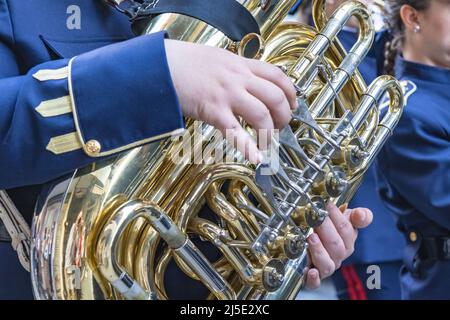 Dettaglio di una tuba suonata da un musicista in una processione della settimana Santa Foto Stock