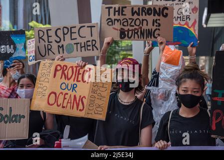 Bangkok, Tailandia. 22nd Apr 2022. Gli attivisti hanno cartelloni che esprimono le loro opinioni durante la manifestazione. Gli attivisti guidati da studenti del gruppo Grin Green International si sono riuniti al Parco Lumpini di Bangkok, in Thailandia, prima di marciare al Ministero delle risorse naturali per celebrare la Giornata della Terra dal Parco Lumpini, Chiedere al Ministero di cambiare il modo in cui la crisi climatica è gestita in Thailandia per salvaguardare il pianeta e l'ambiente della terra. (Foto di Peerapon Boonyakiat/SOPA Images/Sipa USA) Credit: Sipa USA/Alamy Live News Foto Stock