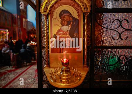 Wroclaw, Polonia. 22nd Apr 2022. La Pasqua ortodossa è iniziata. I fedeli pregano in gran numero nelle chiese ortodosse di WrocÅ‚aw. Quest'anno, la Pasqua Ortodossa cadrà il 22-25 aprile. (Credit Image: © Krzysztof Zatycki/ZUMA Press Wire) Credit: ZUMA Press, Inc./Alamy Live News Foto Stock