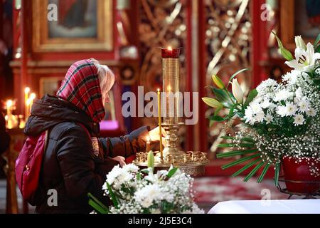 Wroclaw, Polonia. 22nd Apr 2022. La Pasqua ortodossa è iniziata. I fedeli pregano in gran numero nelle chiese ortodosse di WrocÅ‚aw. Quest'anno, la Pasqua Ortodossa cadrà il 22-25 aprile. (Credit Image: © Krzysztof Zatycki/ZUMA Press Wire) Credit: ZUMA Press, Inc./Alamy Live News Foto Stock