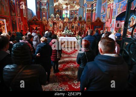 Wroclaw, Polonia. 22nd Apr 2022. La Pasqua ortodossa è iniziata. I fedeli pregano in gran numero nelle chiese ortodosse di WrocÅ‚aw. Quest'anno, la Pasqua Ortodossa cadrà il 22-25 aprile. (Credit Image: © Krzysztof Zatycki/ZUMA Press Wire) Credit: ZUMA Press, Inc./Alamy Live News Foto Stock