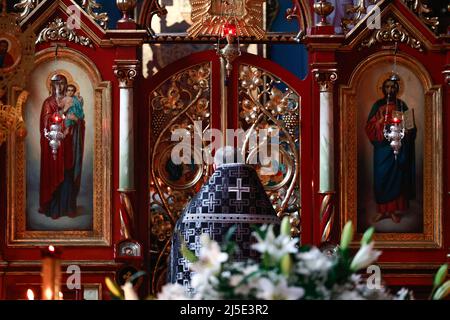 Wroclaw, Polonia. 22nd Apr 2022. La Pasqua ortodossa è iniziata. I fedeli pregano in gran numero nelle chiese ortodosse di WrocÅ‚aw. Quest'anno, la Pasqua Ortodossa cadrà il 22-25 aprile. (Credit Image: © Krzysztof Zatycki/ZUMA Press Wire) Credit: ZUMA Press, Inc./Alamy Live News Foto Stock