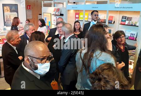 Parigi, Francia. 22nd Apr 2022. Il movimento di sinistra francese la France Insoumise (LFI), leader del partito e membro del Parlamento Jean Luc Melenchon durante il Festival del libro di Parigi il 22 aprile 2022 a Parigi, Francia. Credit: Linda Salajkova/CTK Photo/Alamy Live News Foto Stock