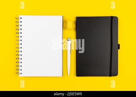 Area di lavoro piatta con laici vuoto notebook a spirale, penna caffè e gli  occhiali da lettura, lungo formato banner Foto stock - Alamy