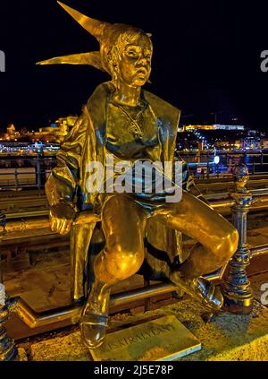 Goditi la vista serale della statua della piccola principessa, situata a Belgrade Quay, Pest, Budapest, Ungheria Foto Stock