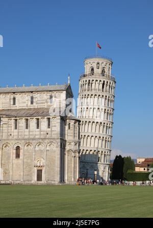 Pisa, PI, Italia - 21 agosto 2019: Celebre Torre Pendente sulla piazza del Miracolo in estate con poche persone e la chiesa Foto Stock