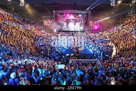 Verona, VR, Italia - 5 giugno 2017: Concerto dal vivo in Arena con molte persone con molti artisti Foto Stock