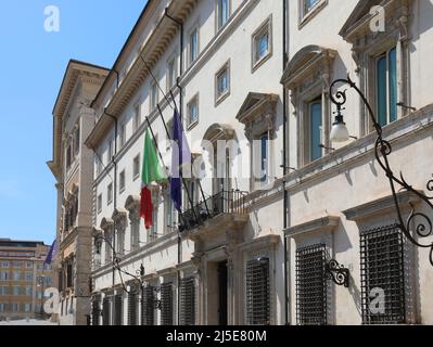 Roma, RM, Italia - 18 agosto 2020: Bandiera italiana ed europea all'ingresso di Palazzo Chigi sede del governo italiano senza popolo Foto Stock