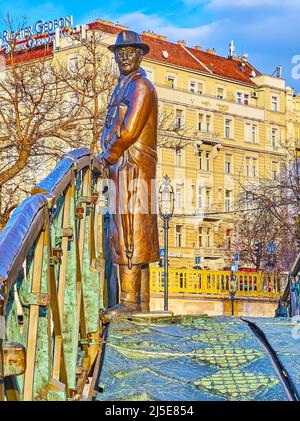 Il pittoresco monumento a Imre Nagy, in piedi sul piccolo ponte di bronzo, situato in Piazza Lajos Kossuth, Budapest, Ungheria Foto Stock