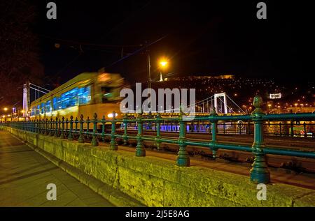 Cammina sul lungofiume di Jane Haining nel quartiere di Pest e guarda i tram d'epoca a cavallo e il ponte Elisabeth sul Danubio, Budapest, Ungheria Foto Stock