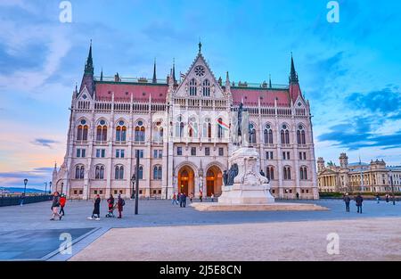 BUDAPEST, UNGHERIA - 20 FEB 2022: Complesso di Piazza Lajos Kossuth con il monumento Gyula Andrassy e il Parlamento gotico, il 20 feb a Budap Foto Stock