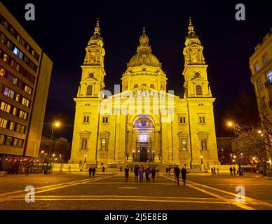 UDAPEST, UNGHERIA - 20 FEB 2022: La Cattedrale di Santo Stefano, illuminata con luce brillante, è il punto di riferimento principale di Piazza Istvan Szent, il 20 feb a Budapest Foto Stock