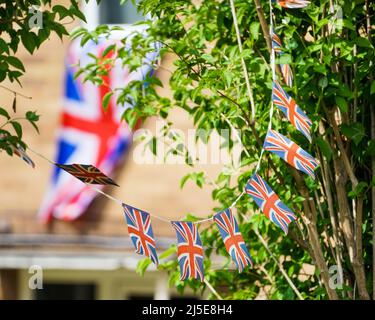 Union Jack Bunting decorazione di una casa il giorno VE 75 Foto Stock