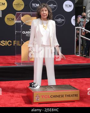 Los Angeles, Stati Uniti. 22nd Apr 2022. Cerimonia Lily Tomlin Hand & Footprint tenutasi al TCL Chinese Theatre di Hollywood, California, venerdì 22 aprile 2022. (Foto di Sthanlee B. Mirador/Sipa USA) Credit: Sipa USA/Alamy Live News Foto Stock