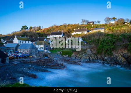 Nel tardo pomeriggio a Cadgwith Cove, Cornovaglia con un mare da sogno Foto Stock