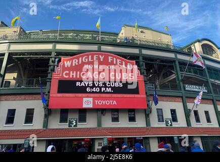 Chicago, Illinois, Stati Uniti. 19th Apr 2022. Il simbolo del marquee fuori dal Wrigley Field, sede dei Chicago Cubs, è mostrato martedì sera 19 aprile 2022 quando i Tampa Bay Rays suonavano i Cubs. (Credit Image: © Mark Hertzberg/ZUMA Press Wire) Foto Stock