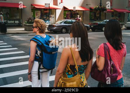 Chicago, Illinois, Stati Uniti d'America - Luglio 25 2009: Donna che porta un cane in uno zaino porta-animali da compagnia Dog-Gone o Raucksack. Foto Stock