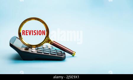 Lente di ingrandimento con la parola REVISIONE. Testo di scrittura di parola Revis Foto Stock