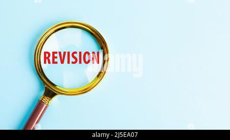 Lente di ingrandimento con la parola REVISIONE. Testo di scrittura di parola Revis Foto Stock