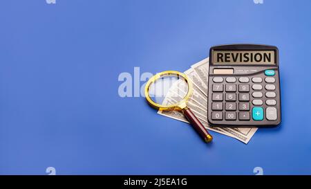 Lente di ingrandimento con la parola REVISIONE. Testo di scrittura di parola Revis Foto Stock