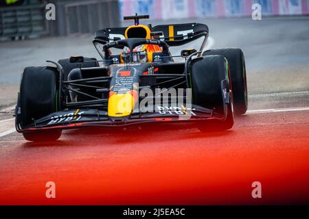 Imola, Italia. 22nd Apr 2022. 01 VERSTAPPEN Max (nld), Red Bull Racing RB18, azione pitlane, durante la Formula 1 Grand Premio del Made in Italy e dell'Emilia-Romagna 2022, 4th round del Campionato Mondiale di Formula uno FIA 2022, sul circuito di Imola, dal 22 al 24 aprile 2022 a Imola, Italia - Foto: Germain Hazard/DPPI/LiveMedia Credit: Independent Photo Agency/Alamy Live News Foto Stock