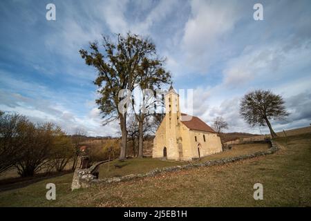 Vecchia chiesa cattolica vicino Manfa da Arpad età Foto Stock