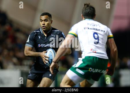 Newcastle, Regno Unito. 12th Mar 2022. NEWCASTLE UPON TYNE, REGNO UNITO. APR 22nd George Wacokecoke Newcastle Falcons va per la linea di prova sotto pressione da Nick Phipps di Londra Irlandese durante la partita Gallagher Premiership tra Newcastle Falcons e Londra Irlandese a Kingston Park, Newcastle venerdì 22nd aprile 2022. (Credit: Chris Lishman | MI News) Credit: MI News & Sport /Alamy Live News Foto Stock