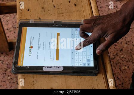 Nairobi, Kenya. 22nd Apr 2022. Un sostenitore del movimento democratico arancione (ODM) lancia il suo voto durante le candidature del partito alla scuola primaria di Ayany nella Kibera Slum di Nairobi. Durante le nomine politiche keniote, una manciata di sostenitori ha mostrato fino a nominare candidati di loro scelta e interessi contando per le posizioni elettorali di diversi partiti politici che li condurranno fino alle elezioni generali del 9th agosto 2022 se lui o lei qualificano attraverso le nomine. Credit: SOPA Images Limited/Alamy Live News Foto Stock