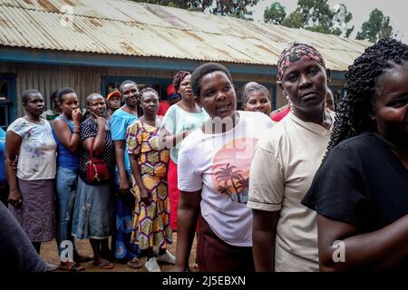 Nairobi, Kenya. 22nd Apr 2022. Gli elettori si accodano per votare durante le nomine del movimento democratico arancione (ODM) nella Kibera Slum di Nairobi. Durante le nomine politiche keniote, una manciata di sostenitori ha mostrato fino a nominare candidati di loro scelta e interessi contando per le posizioni elettorali di diversi partiti politici che li condurranno fino alle elezioni generali del 9th agosto 2022 se lui o lei qualificano attraverso le nomine. Credit: SOPA Images Limited/Alamy Live News Foto Stock