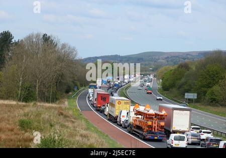 Traffico lento sull'autostrada M6 nella campagna del Lancashire nei pressi di Garstang con carreggiata in direzione nord praticamente in sosta 22nd aprile 2022. Foto Stock