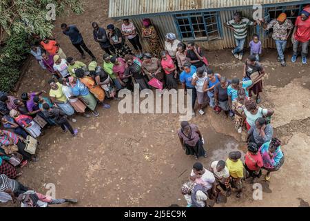 Nairobi, Kenya. 22nd Apr 2022. Gli elettori si accodano per votare durante le nomine del movimento democratico arancione (ODM) nella Kibera Slum di Nairobi. Durante le nomine politiche keniote, una manciata di sostenitori ha mostrato fino a nominare candidati di loro scelta e interessi contando per le posizioni elettorali di diversi partiti politici che li condurranno fino alle elezioni generali del 9th agosto 2022 se lui o lei qualificano attraverso le nomine. (Foto di Donwilson Odhiambo/SOPA Images/Sipa USA) Credit: Sipa USA/Alamy Live News Foto Stock