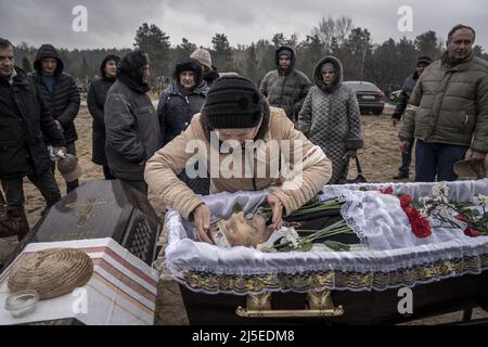 Irpin, Ucraina. 22nd Apr 2022. Una donna paga i suoi rispetti a Fedorenko Viktor Dmytrevych, 86 in un cimitero a Irpin Venerdì 22 aprile 2022. Dmytrevych era un chirurgo e morì di polmonite causata da COVID dopo aver vissuto e nascosto in un seminterrato per un mese dai soldati russi. Un comandante militare a Mosca ha detto venerdì che l'obiettivo della nuova fase della guerra della Russia è quello di assumere il pieno controllo dell'Ucraina meridionale e orientale e di collegare la regione di Donbas con la Crimea via terra. Foto di Ken Cedeno/UPI Credit: UPI/Alamy Live News Foto Stock